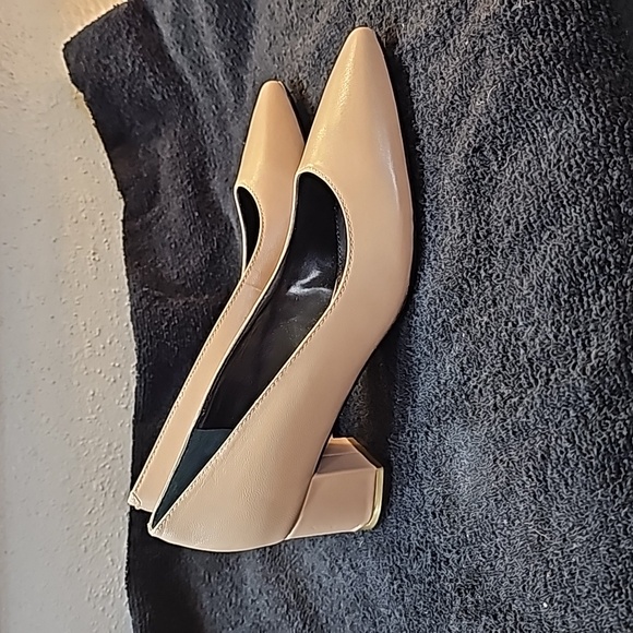 Calvin Klein Nude Low Heel Pumps New Size 6.5 - Picture 2 of 4